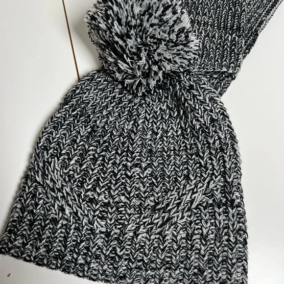 Rebecca Minkoff Monochrome Knit Hat and wrist hand cuff - Picture 9 of 10